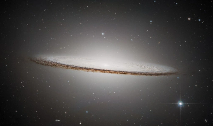 sombrero galaxy,m104 galaxy,messier 104,sombrero galaxy hubble space telescope