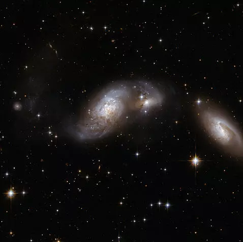 IC 4686, IC 4687,IC 4689,interacting galaxies in pavo