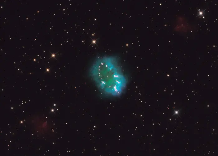 necklace nebula hubble space telescope