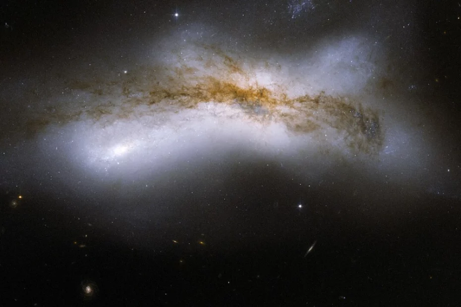 ngc 520,interacting galaxies,colliding galaxies,flying ghost galaxy